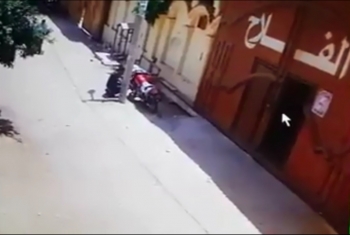  بالفيديو.. كاميرات المراقبة ترصد لصاً يسرق دراجة نارية بأبوكبير