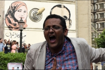  العفو الدولية تطالب سلطات الانقلاب بالإفراج الفوري عن شقيق صحفي معارض