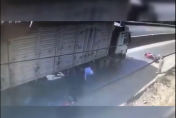  سيارة نقل ثقيل تدهس شابا في الحسينية