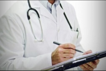  مواطن يتهم طبيبًا بالتسبب في شلل زوجته أثناء إجرائها عملية الغضروف