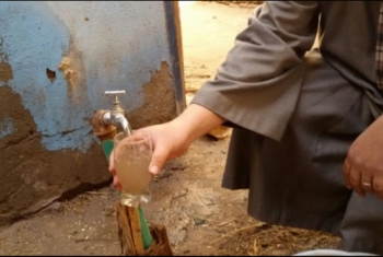  بالفيديو.. مياه الشرب تهدد حياة أهالي مشتول السوق