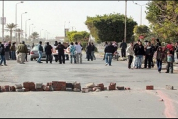  أهالي الحسينية يقطعون الطريق العام احتجاجًا علي الانفلات الأمني