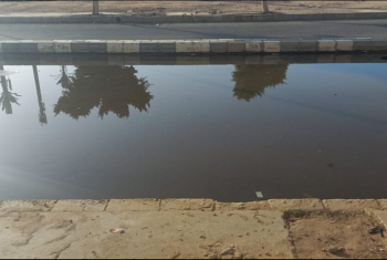  كسر ماسورة مياه يغرق شارع الثورة بالعاشر من رمضان