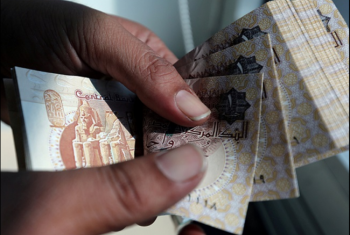  ستاندرد: ديون مصر من “مستقر” إلى “سلبي”.. والضغط يتزايد على الجنيه