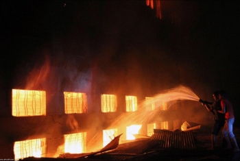  اندلاع حريق هائل بشركة دهانات في مدينة العاشر من رمضان