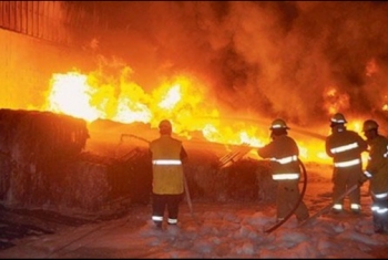  السيطرة على حريق في مصنع بالعاشر.. وإصابة 23 عاملًا باختناقات