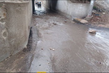  بسبب مياه الأمطار.. أهالي أبوحماد عاجزون عن العبور عبر كوبري الممر