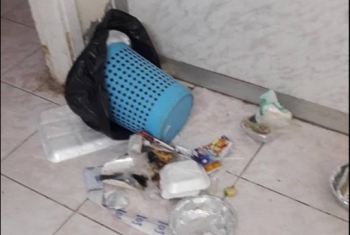  انتشار القمامة والقطط داخل مستشفى أبو كبير