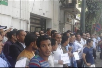  حملة الماجستير يتظاهرون أمام البوابة الرئيسية لمجلس الوزراء للمطالبة بالتعيين