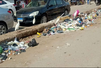  شكوى من تراكم القمامة أمام المحكمة في أبوحماد