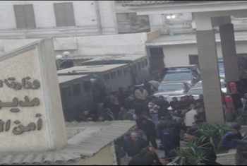  السجن 5 سنوات لـ 8 مساجين احتجزوا ضابط شرطة بالزقازيق أثناء ثورة يناير
