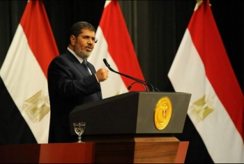  الرئيس مرسي يستقبل حكم اليوم بالابتسامة والتلويح بالصمود