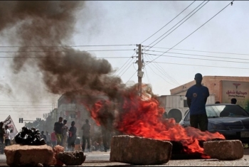  غلق شوارع ومظاهرات.. تصعيد ليلي في السودان رفضا لحكم العسكر