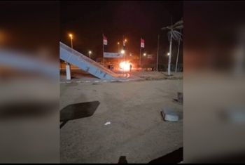  بالفيديو.. اشتعال النيران بسيارة سوزكي بمدخل 