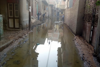  بالصور.. مياه الصرف الصحى تغرق شوارع قرية «بيرعمارة» ببلبيس
